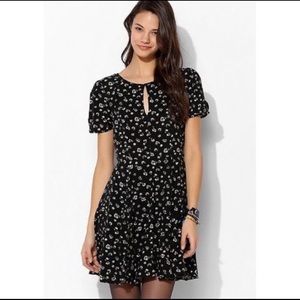 Kimchi Blue - Black Dress White Daisies 90s sz 6